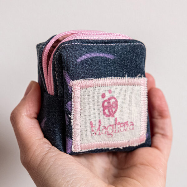 Porte monnaie Maglioza dans une main