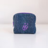 Porte-monnaie Maglioza en jean bleu, logo brodé mauve, vue de face