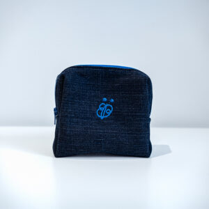 Moyen porte truc Maglioza en jean bleu foncé, logo brodé bleu, vue de face